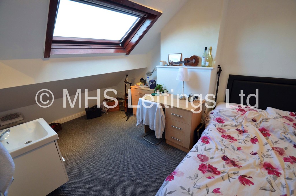 Photo of 5 Bedroom Mid Terraced House in 40 Estcourt Avenue, Leeds, LS6 3ET