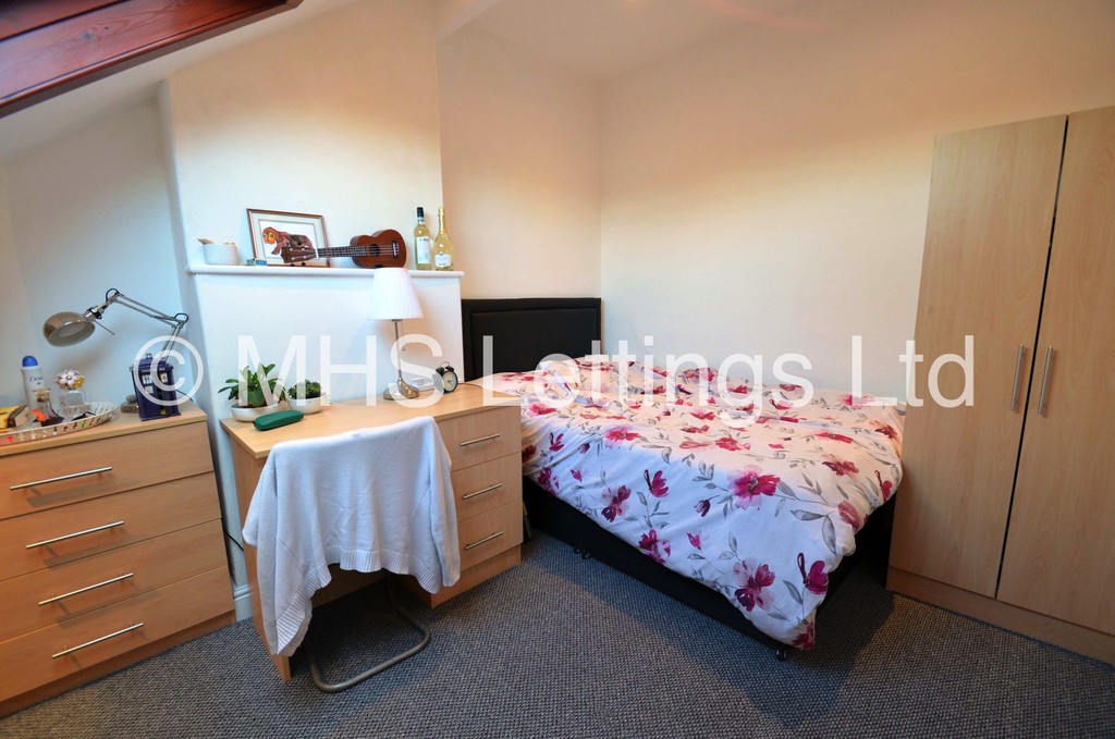 Photo of 5 Bedroom Mid Terraced House in 40 Estcourt Avenue, Leeds, LS6 3ET