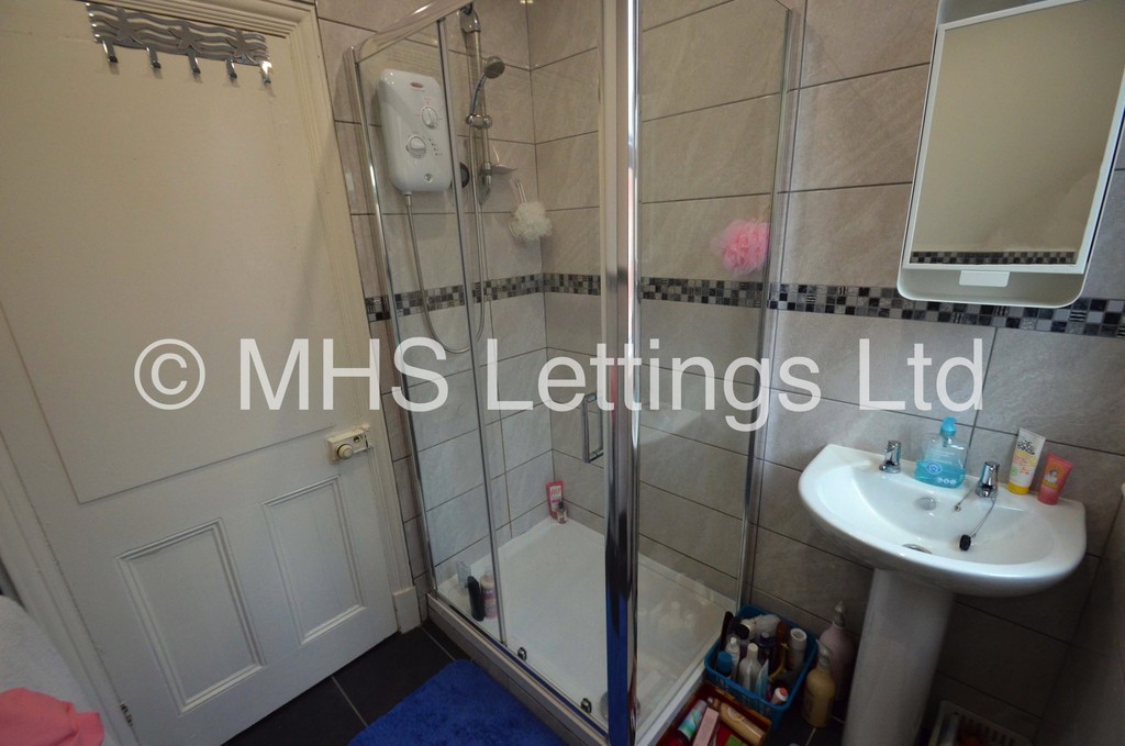 Photo of 5 Bedroom Mid Terraced House in 40 Estcourt Avenue, Leeds, LS6 3ET