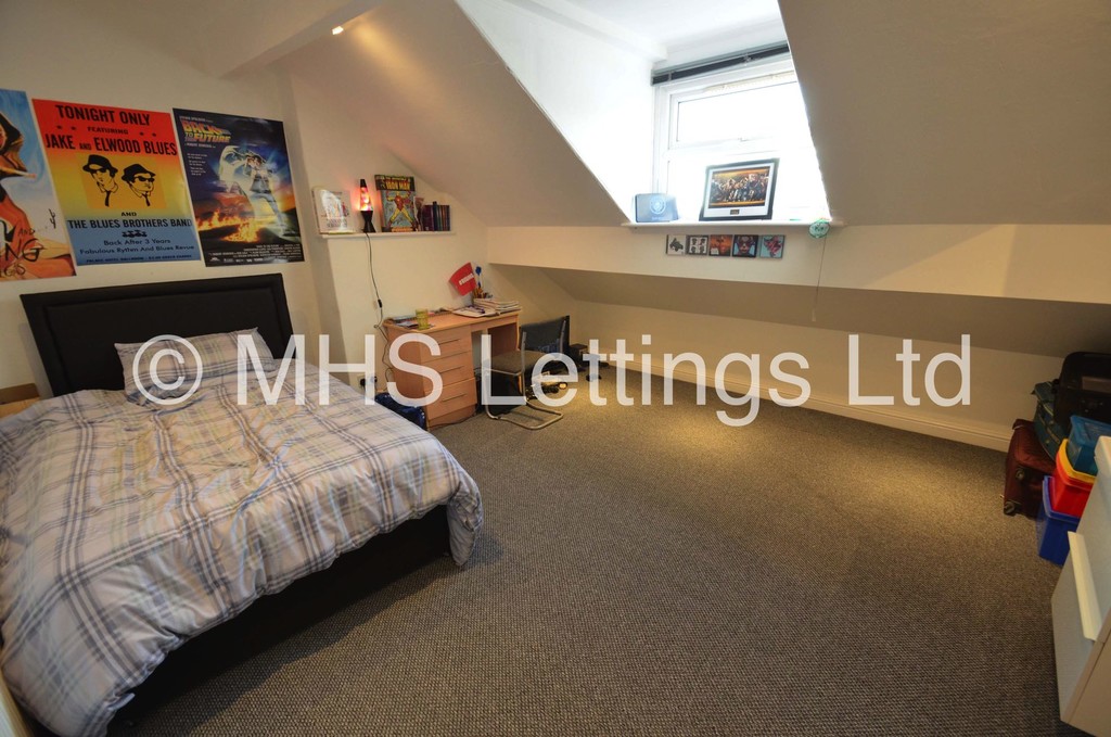 Photo of 5 Bedroom Mid Terraced House in 40 Estcourt Avenue, Leeds, LS6 3ET