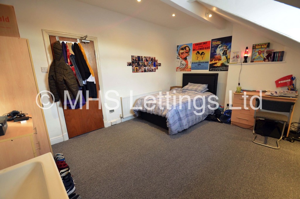 Photo of 5 Bedroom Mid Terraced House in 40 Estcourt Avenue, Leeds, LS6 3ET