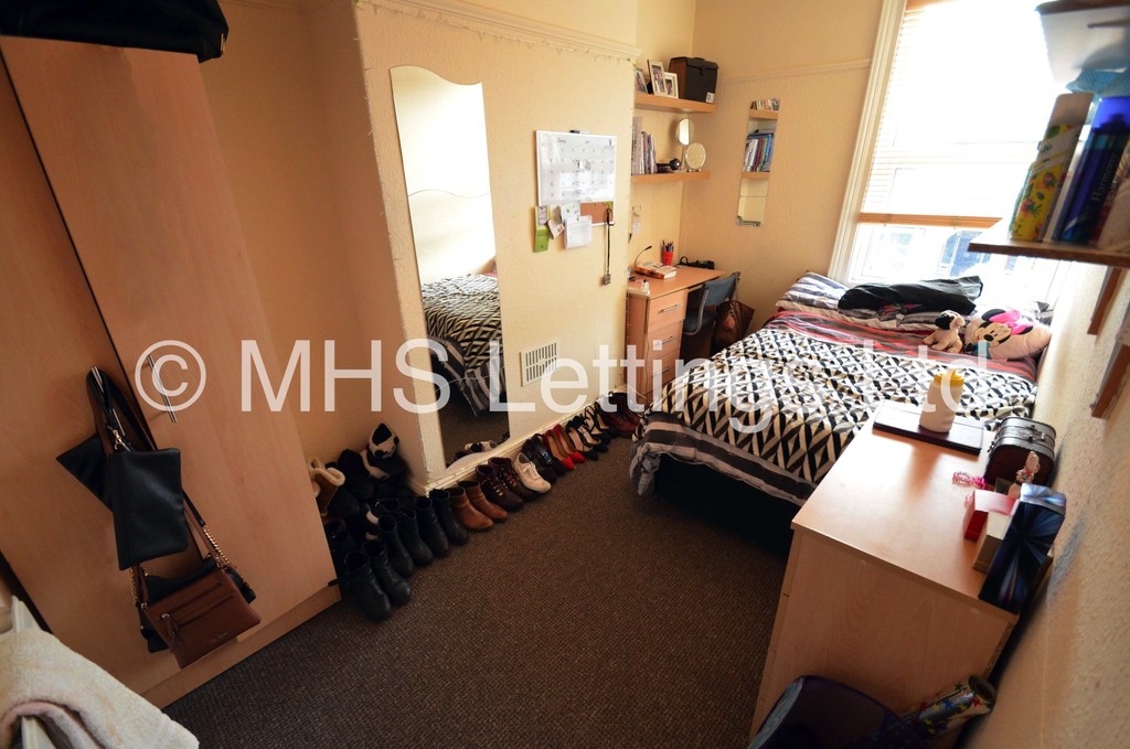 Photo of 5 Bedroom Mid Terraced House in 40 Estcourt Avenue, Leeds, LS6 3ET