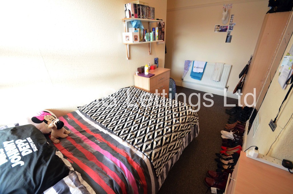 Photo of 5 Bedroom Mid Terraced House in 40 Estcourt Avenue, Leeds, LS6 3ET