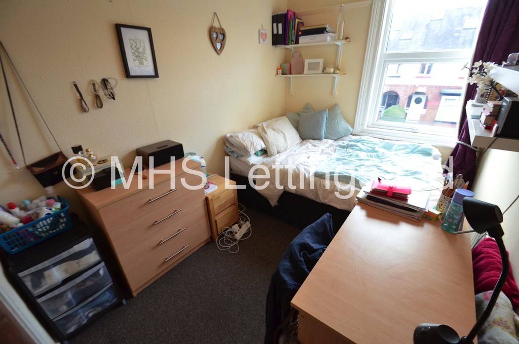 Photo of 5 Bedroom Mid Terraced House in 40 Estcourt Avenue, Leeds, LS6 3ET