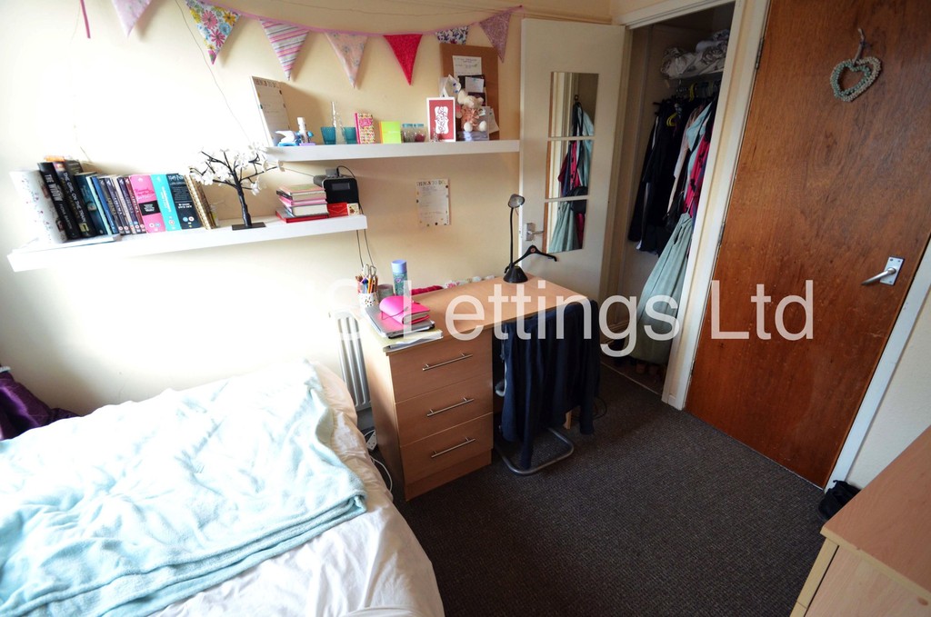Photo of 5 Bedroom Mid Terraced House in 40 Estcourt Avenue, Leeds, LS6 3ET