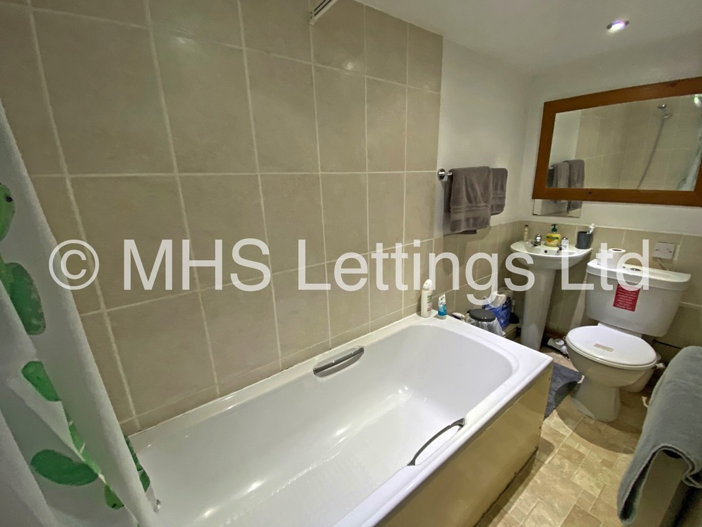 Photo of 3 Bedroom Mid Terraced House in 14 Autumn Street, Leeds, LS6 1RH