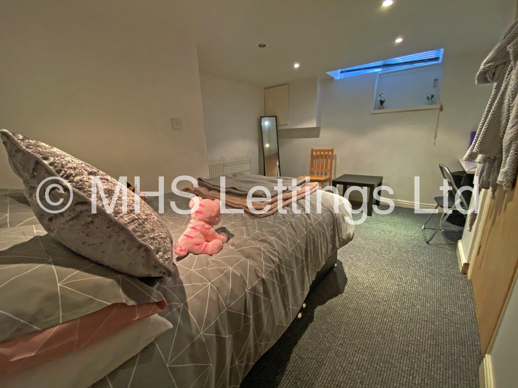 Photo of 3 Bedroom Mid Terraced House in 14 Autumn Street, Leeds, LS6 1RH