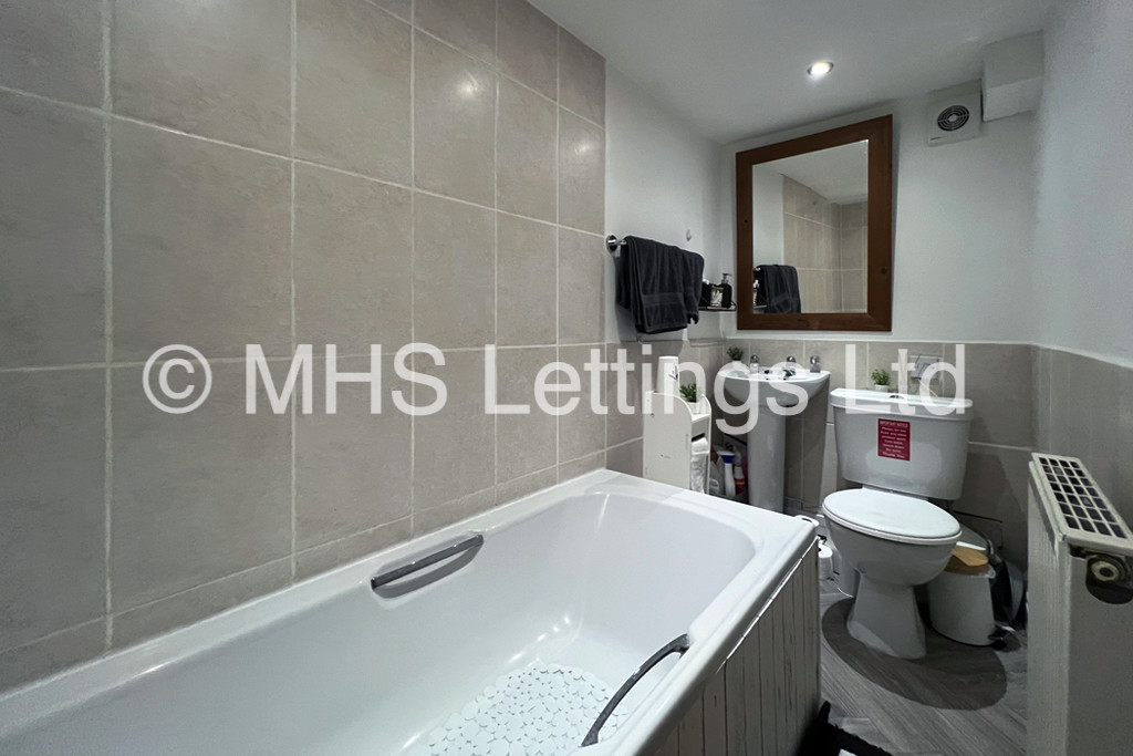 Photo of 3 Bedroom Mid Terraced House in 14 Autumn Street, Leeds, LS6 1RH