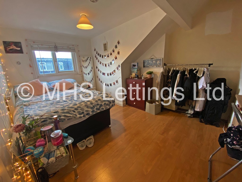 Photo of 3 Bedroom Mid Terraced House in 14 Autumn Street, Leeds, LS6 1RH
