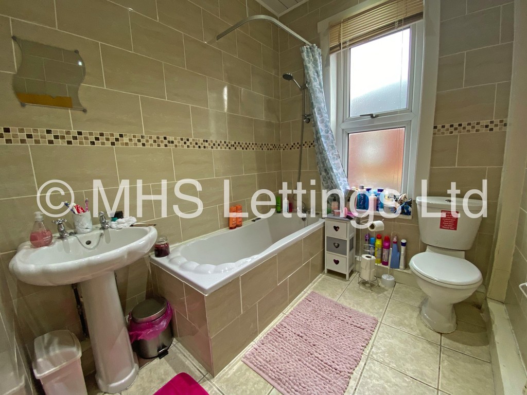Photo of 3 Bedroom Mid Terraced House in 14 Autumn Street, Leeds, LS6 1RH