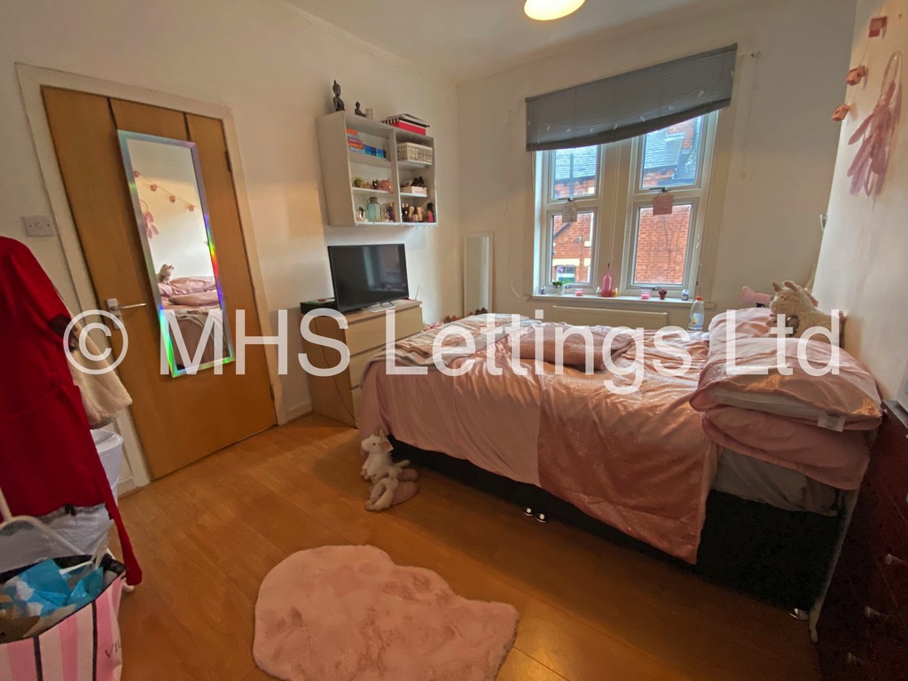 Photo of 3 Bedroom Mid Terraced House in 14 Autumn Street, Leeds, LS6 1RH