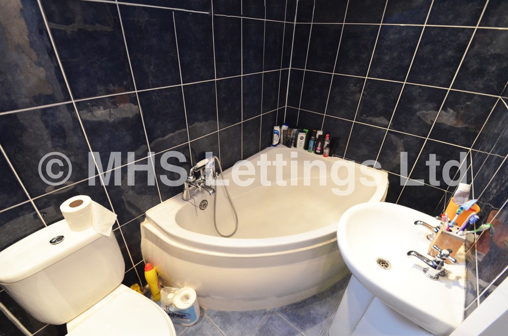 Photo of 5 Bedroom End Terraced House in 2 Knowle Terrace, Leeds, LS4 2PA