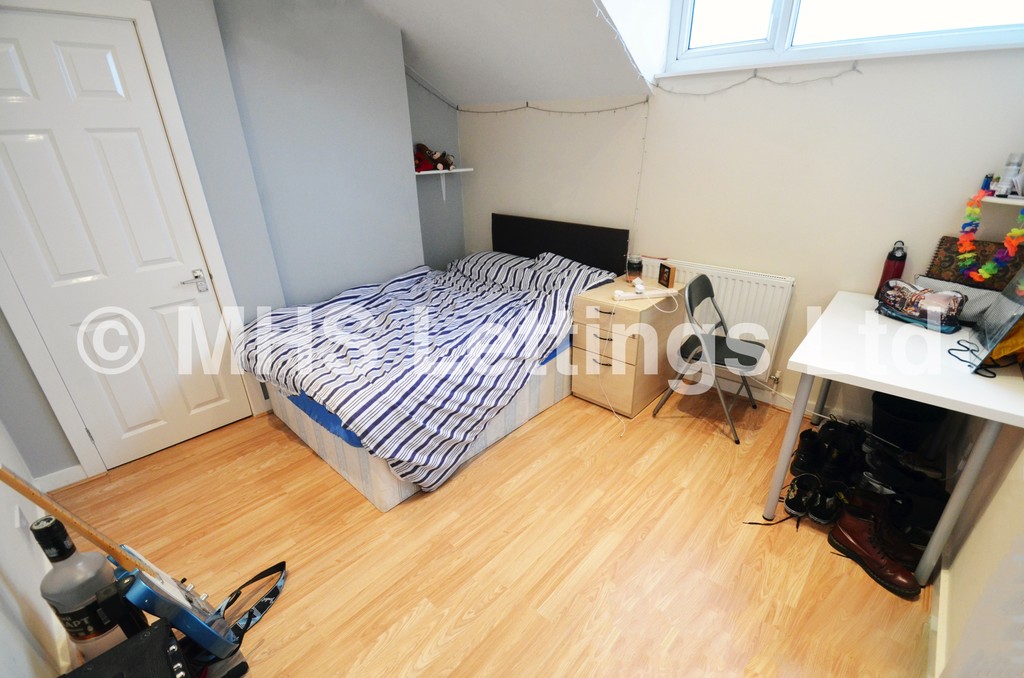 Photo of 5 Bedroom End Terraced House in 2 Knowle Terrace, Leeds, LS4 2PA