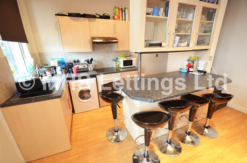 Photo of 5 Bedroom End Terraced House in 2 Knowle Terrace, Leeds, LS4 2PA