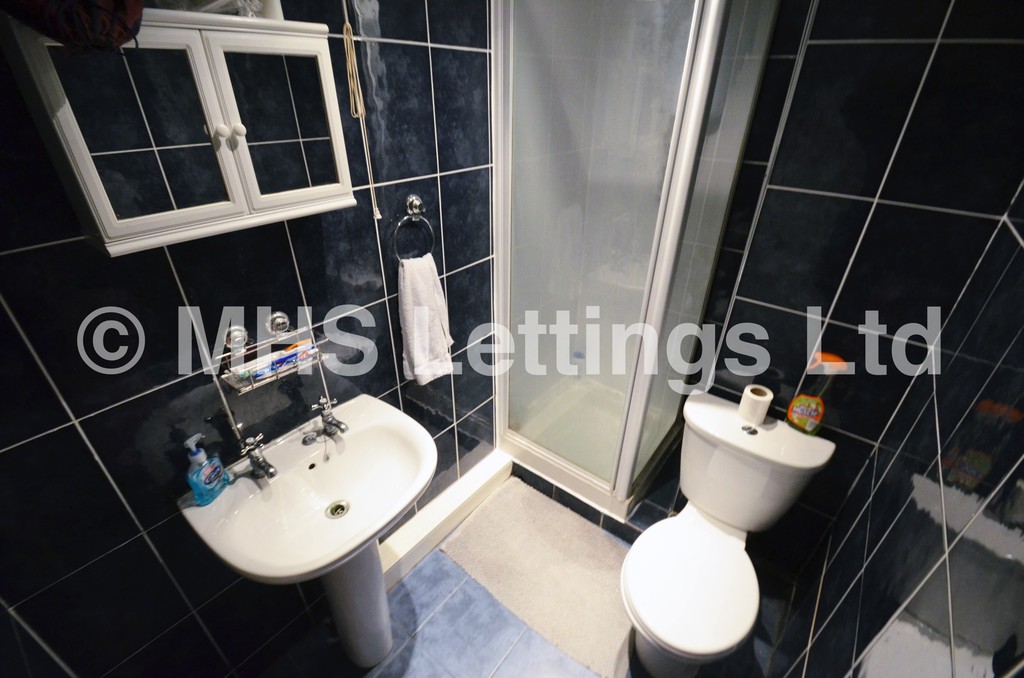 Photo of 5 Bedroom End Terraced House in 2 Knowle Terrace, Leeds, LS4 2PA