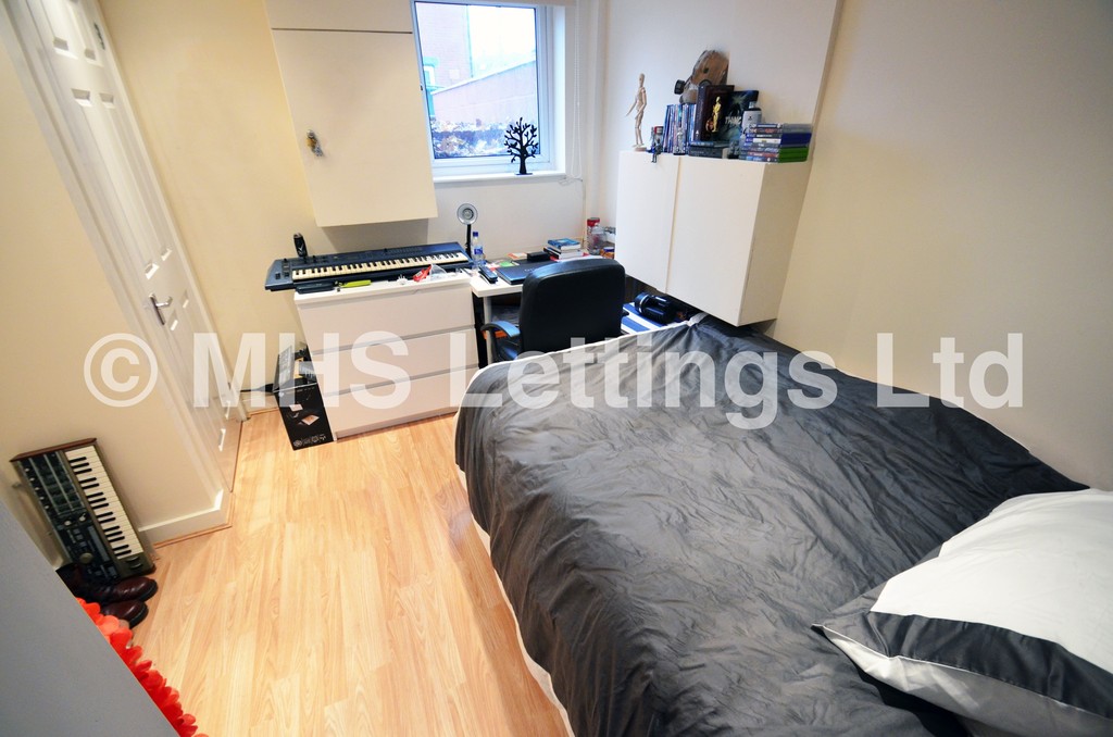 Photo of 5 Bedroom End Terraced House in 2 Knowle Terrace, Leeds, LS4 2PA