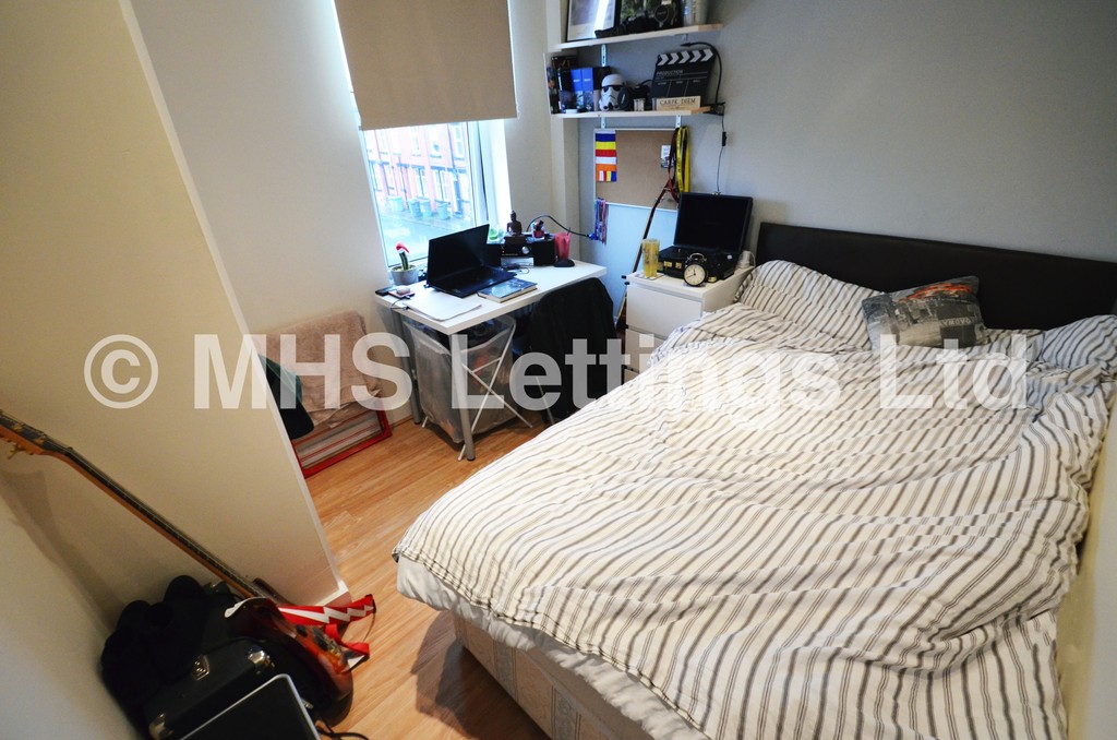 Photo of 5 Bedroom End Terraced House in 2 Knowle Terrace, Leeds, LS4 2PA