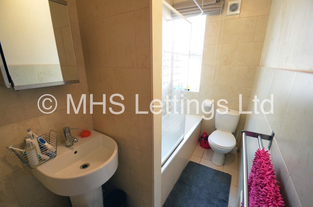 Photo of 6 Bedroom Mid Terraced House in 12 Hessle View, Leeds, LS6 1ER