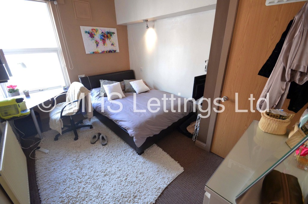 Photo of 6 Bedroom Mid Terraced House in 12 Hessle View, Leeds, LS6 1ER