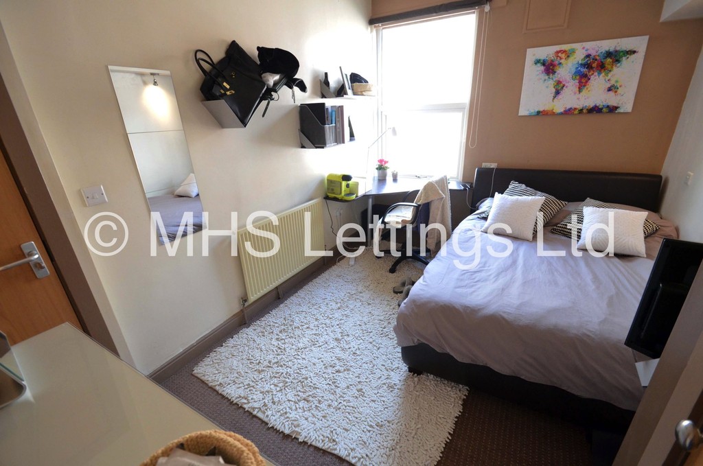 Photo of 6 Bedroom Mid Terraced House in 12 Hessle View, Leeds, LS6 1ER