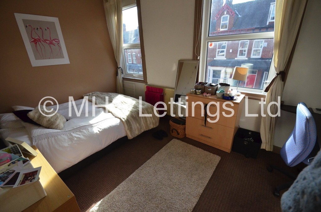 Photo of 6 Bedroom Mid Terraced House in 12 Hessle View, Leeds, LS6 1ER