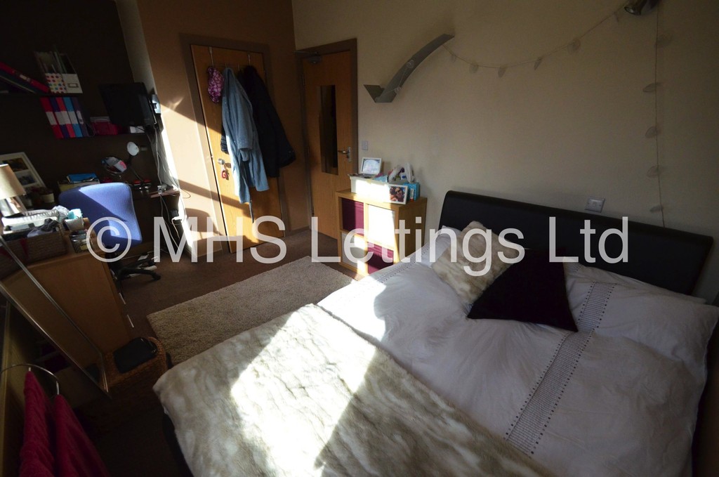 Photo of 6 Bedroom Mid Terraced House in 12 Hessle View, Leeds, LS6 1ER