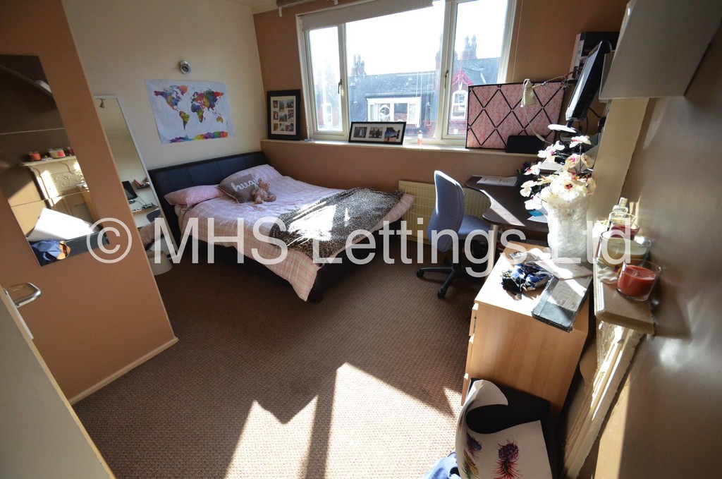 Photo of 6 Bedroom Mid Terraced House in 12 Hessle View, Leeds, LS6 1ER
