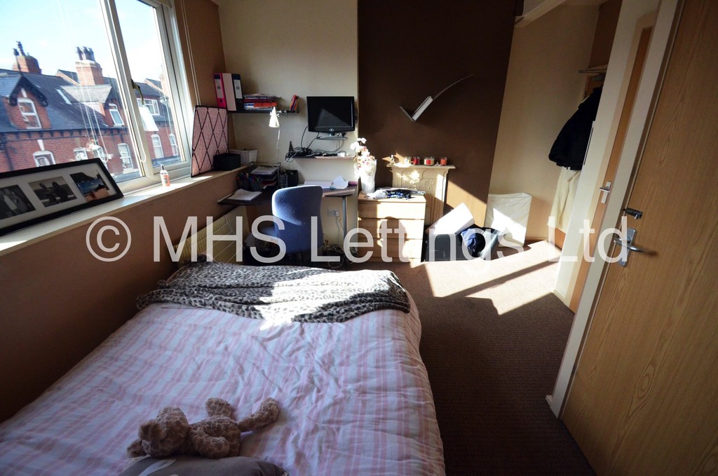 Photo of 6 Bedroom Mid Terraced House in 12 Hessle View, Leeds, LS6 1ER
