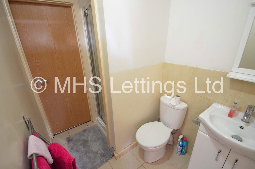 Photo of 6 Bedroom Mid Terraced House in 12 Hessle View, Leeds, LS6 1ER
