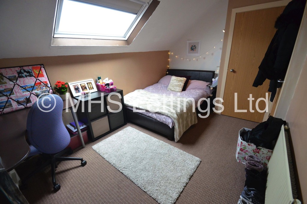 Photo of 6 Bedroom Mid Terraced House in 12 Hessle View, Leeds, LS6 1ER