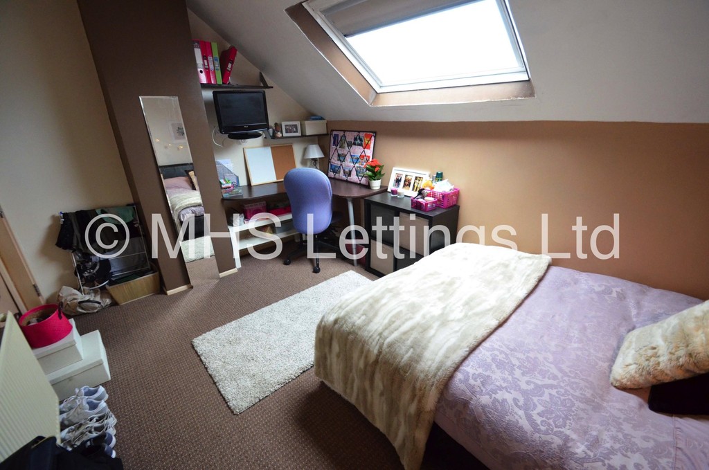 Photo of 6 Bedroom Mid Terraced House in 12 Hessle View, Leeds, LS6 1ER