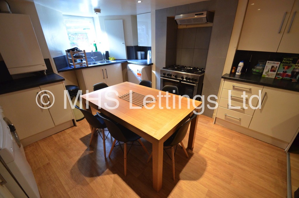 Photo of 6 Bedroom Mid Terraced House in 12 Hessle View, Leeds, LS6 1ER