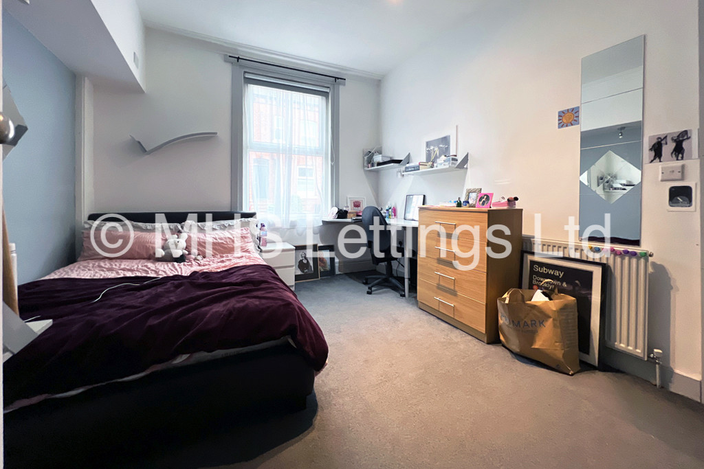 Photo of 6 Bedroom Mid Terraced House in 12 Hessle View, Leeds, LS6 1ER