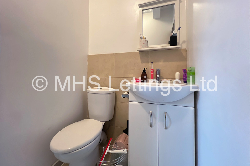 Photo of 6 Bedroom Mid Terraced House in 12 Hessle View, Leeds, LS6 1ER