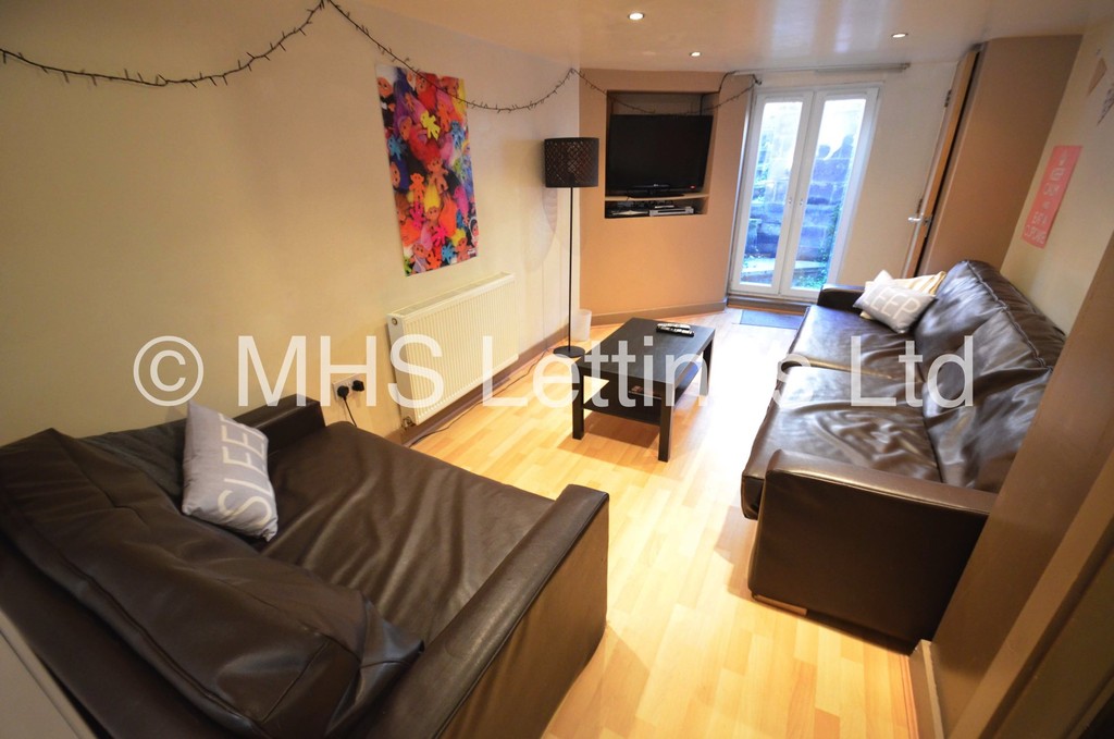 Photo of 6 Bedroom Mid Terraced House in 12 Hessle View, Leeds, LS6 1ER