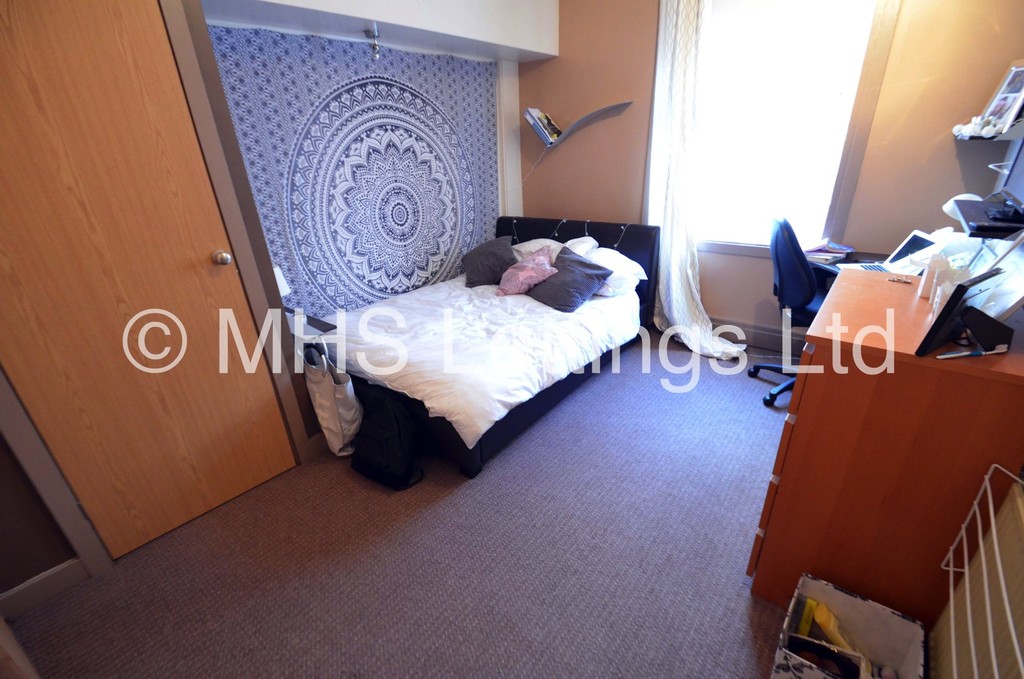 Photo of 6 Bedroom Mid Terraced House in 12 Hessle View, Leeds, LS6 1ER