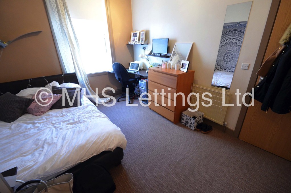 Photo of 6 Bedroom Mid Terraced House in 12 Hessle View, Leeds, LS6 1ER