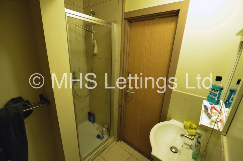 Photo of 6 Bedroom Mid Terraced House in 12 Hessle View, Leeds, LS6 1ER