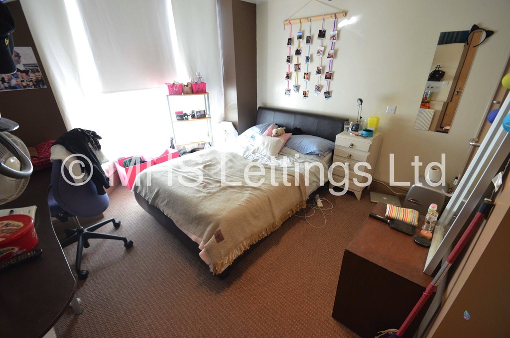 Photo of 6 Bedroom Mid Terraced House in 12 Hessle View, Leeds, LS6 1ER