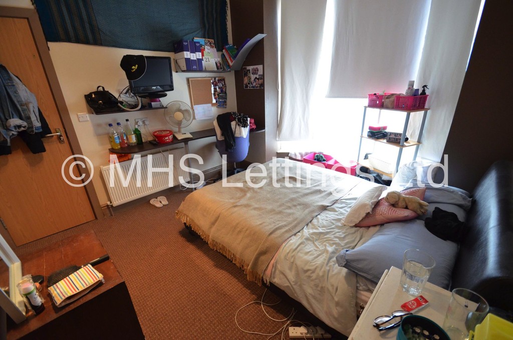 Photo of 6 Bedroom Mid Terraced House in 12 Hessle View, Leeds, LS6 1ER