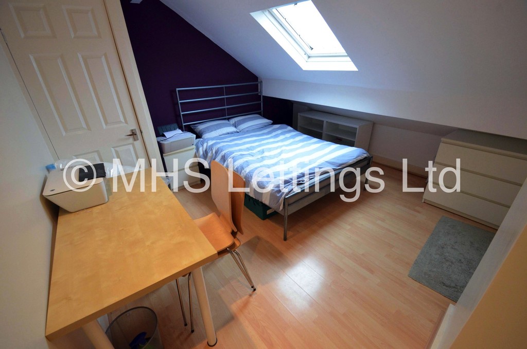 Photo of 5 Bedroom Mid Terraced House in 46 Hartley Grove, Leeds, LS6 2LD