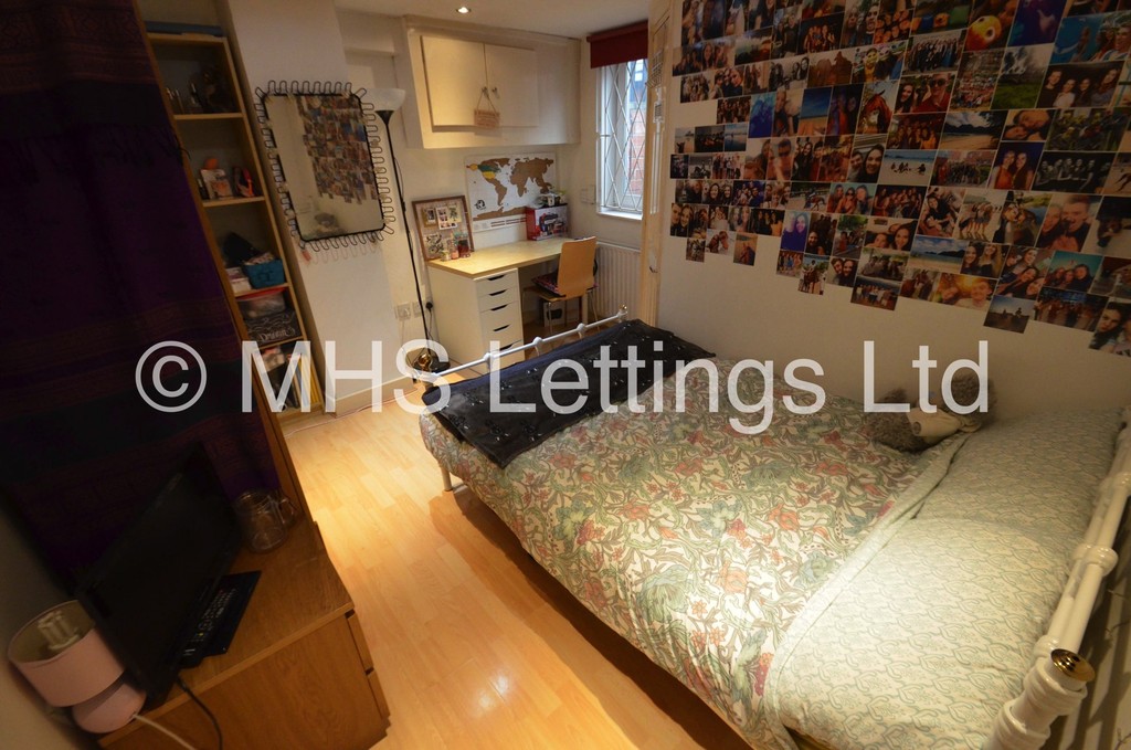 Photo of 5 Bedroom Mid Terraced House in 46 Hartley Grove, Leeds, LS6 2LD