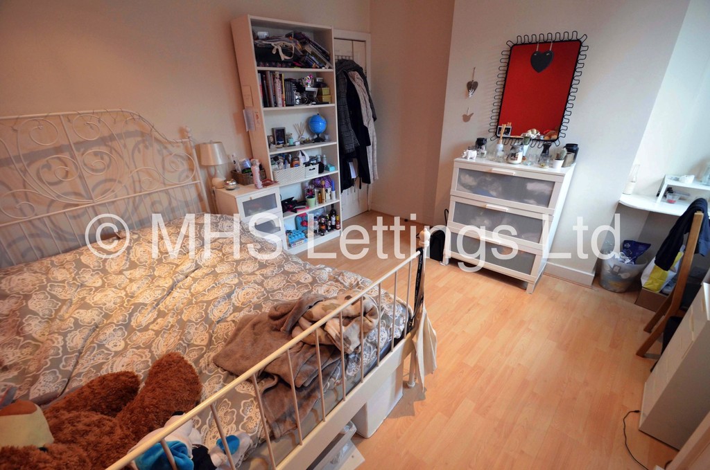 Photo of 5 Bedroom Mid Terraced House in 46 Hartley Grove, Leeds, LS6 2LD