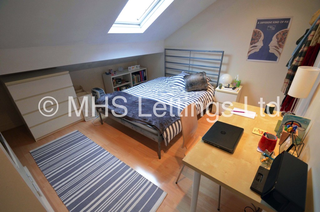 Photo of 5 Bedroom Mid Terraced House in 46 Hartley Grove, Leeds, LS6 2LD