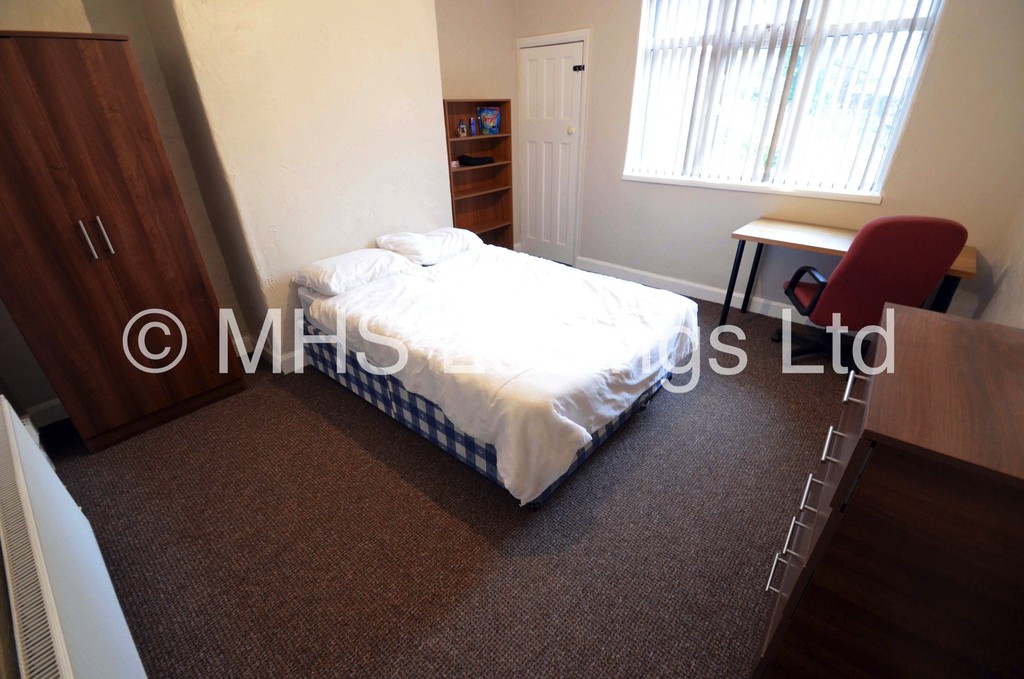 Photo of 3 Bedroom Mid Terraced House in 218 Cardigan Lane, Leeds, LS6 1ED