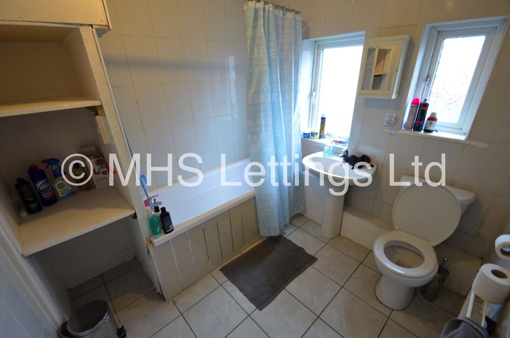 Photo of 3 Bedroom Mid Terraced House in 218 Cardigan Lane, Leeds, LS6 1ED