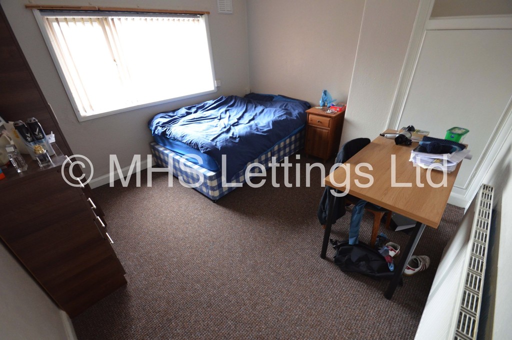 Photo of 3 Bedroom Mid Terraced House in 218 Cardigan Lane, Leeds, LS6 1ED
