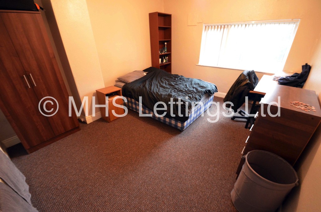 Photo of 3 Bedroom Mid Terraced House in 218 Cardigan Lane, Leeds, LS6 1ED