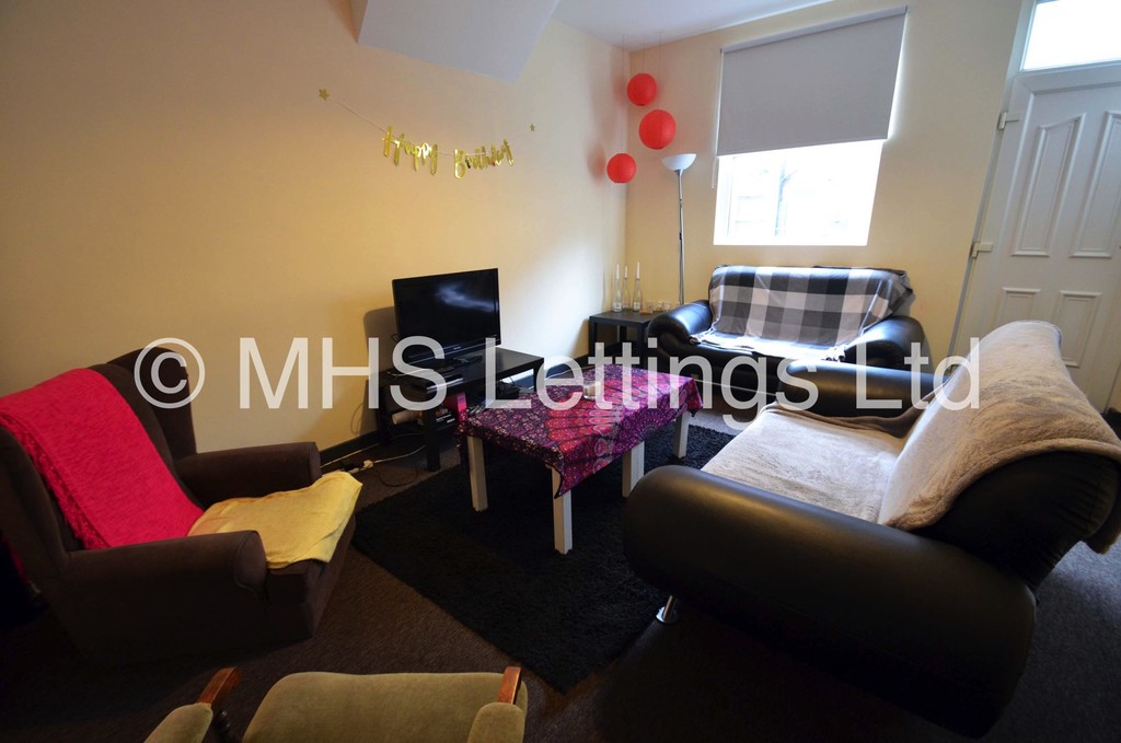 Photo of 5 Bedroom Mid Terraced House in 15 Hessle Terrace, Leeds, LS6 1EQ