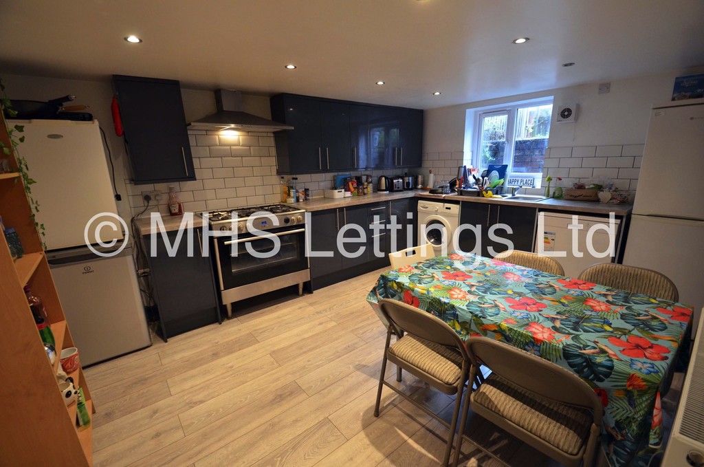 Photo of 5 Bedroom Mid Terraced House in 15 Hessle Terrace, Leeds, LS6 1EQ